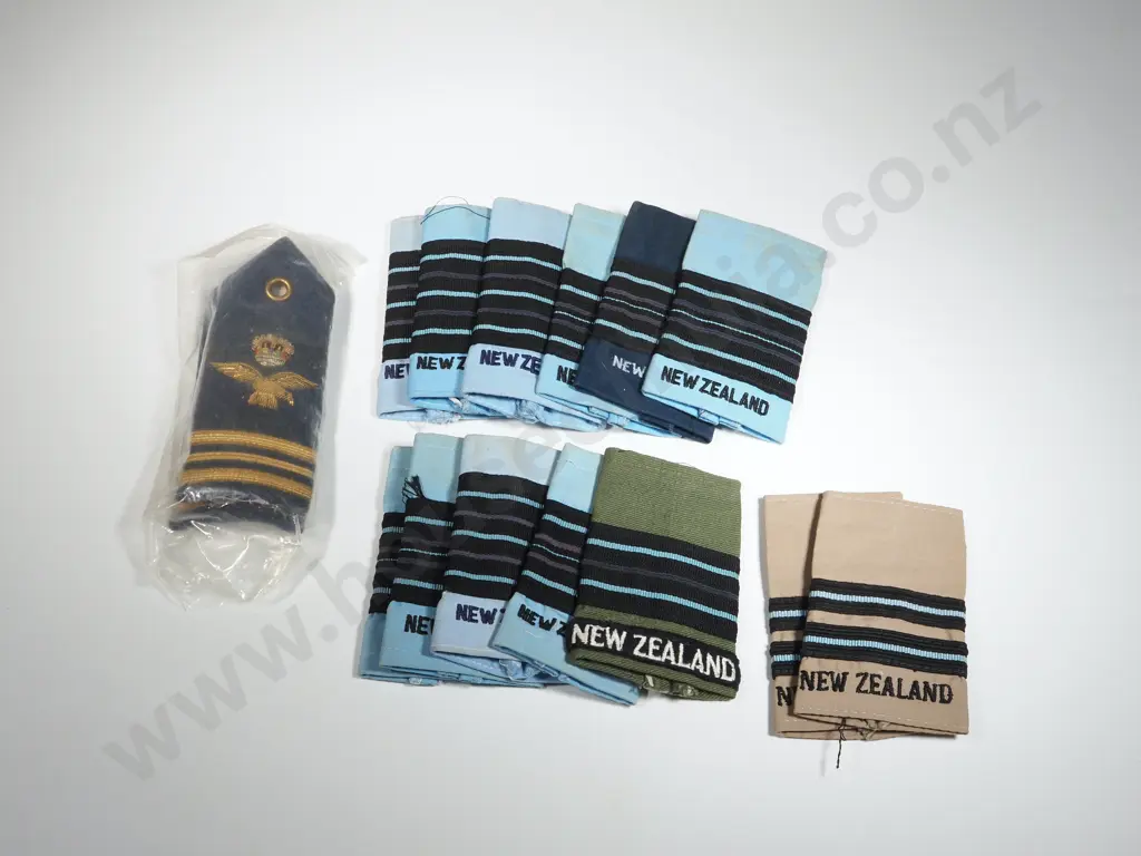 Assorted Lot of RNZAF Officer Epaulets. Image 1++