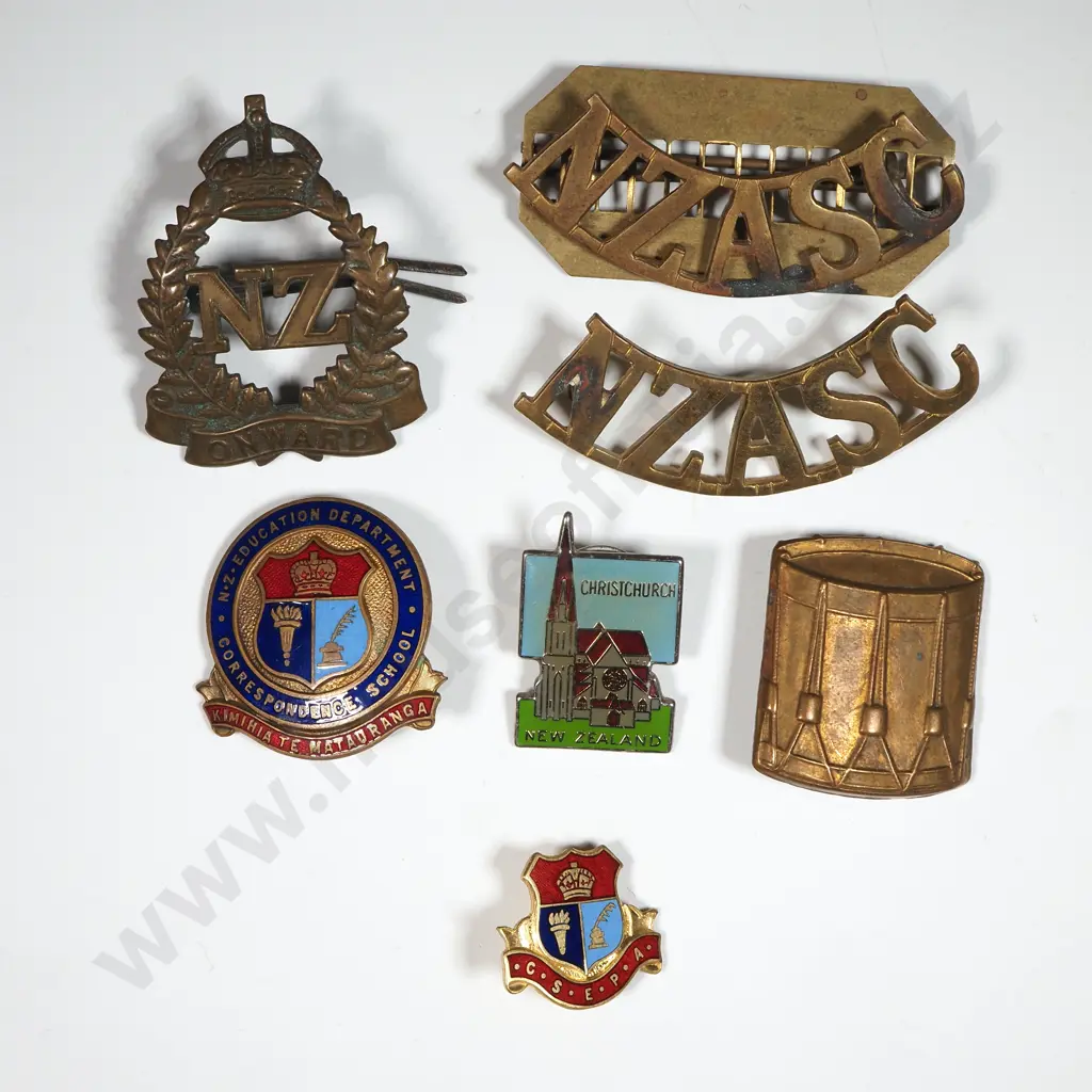 Assorted WW1 & New Zealand Badges  Image 1++