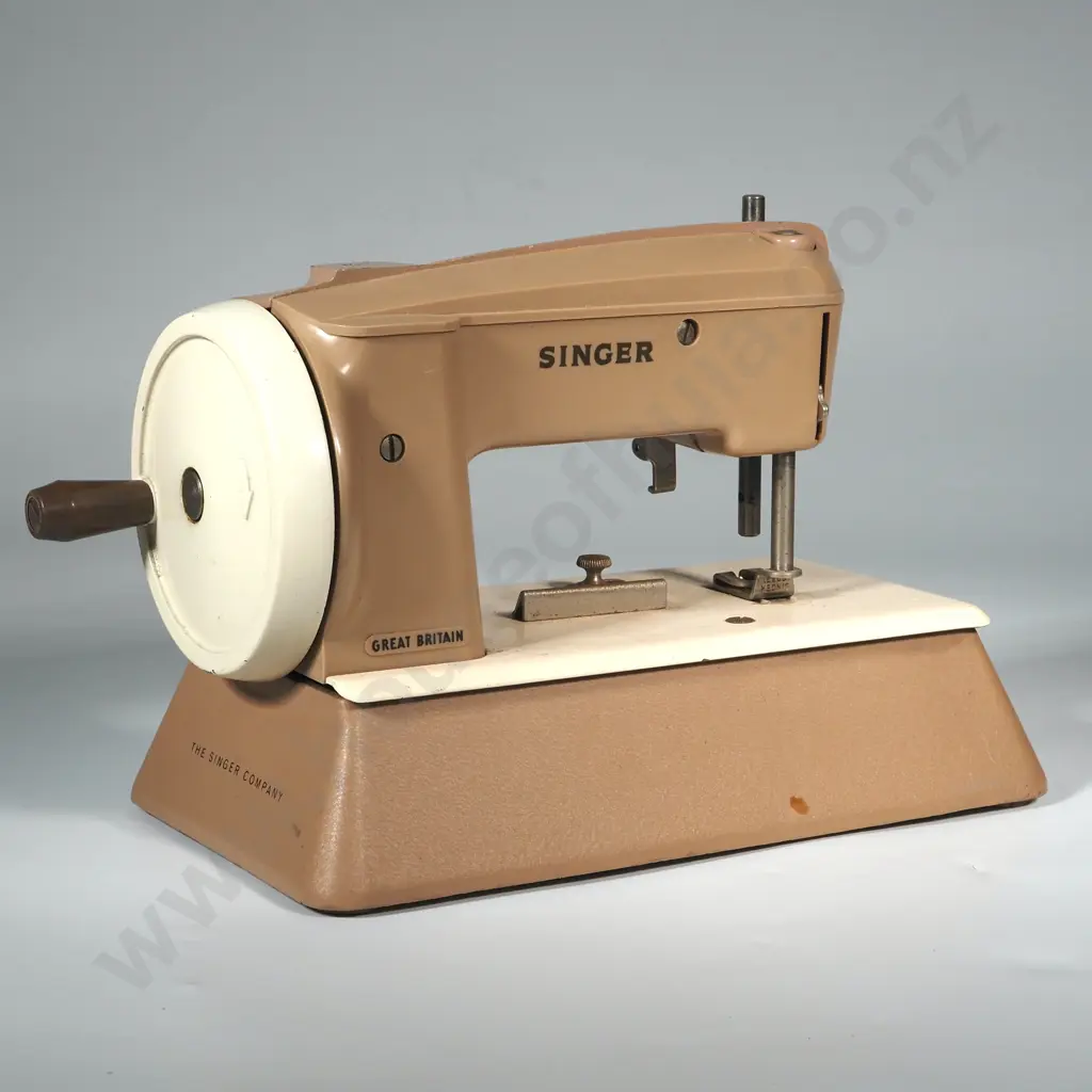 Toy Singer Sewing Machine A/F. Image 1++