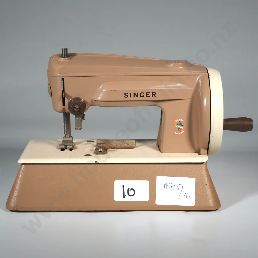 Toy Singer Sewing Machine A/F. Image 1++