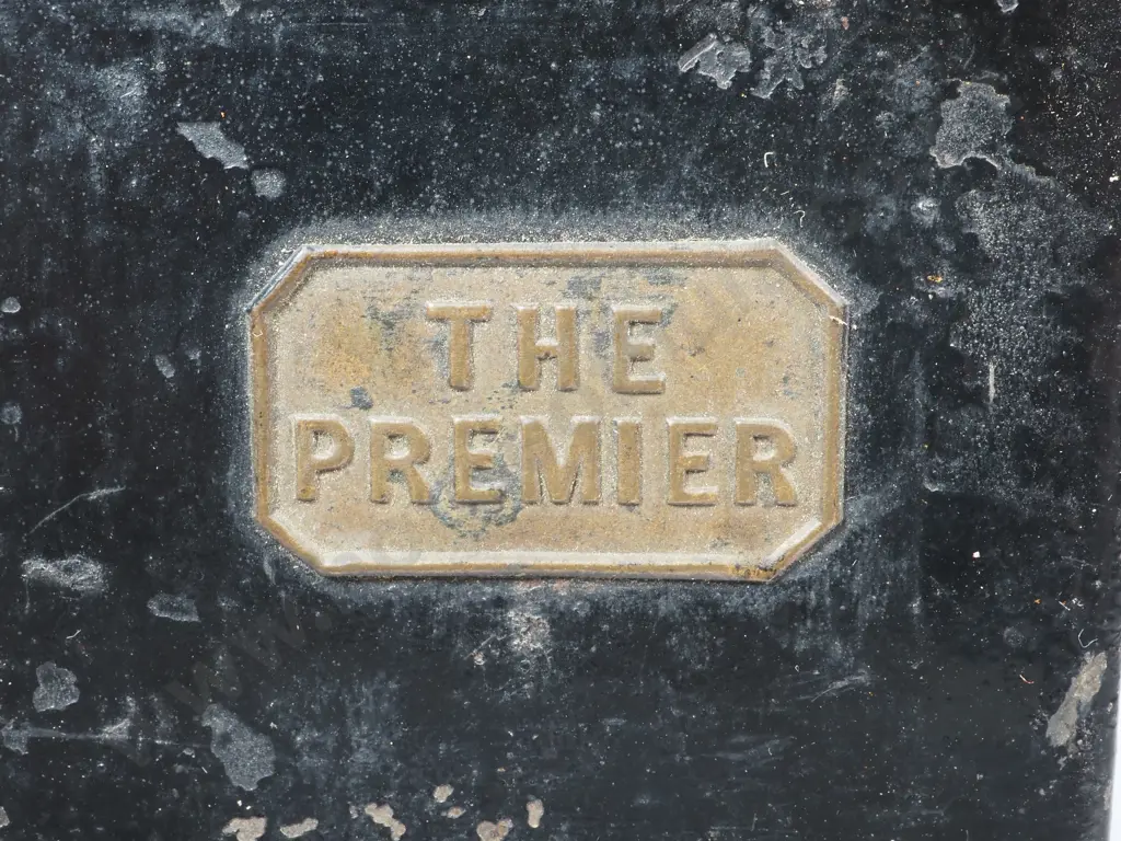 "The Premier" Kerosene Hand Held Lantern With Side Flaps Image 1++