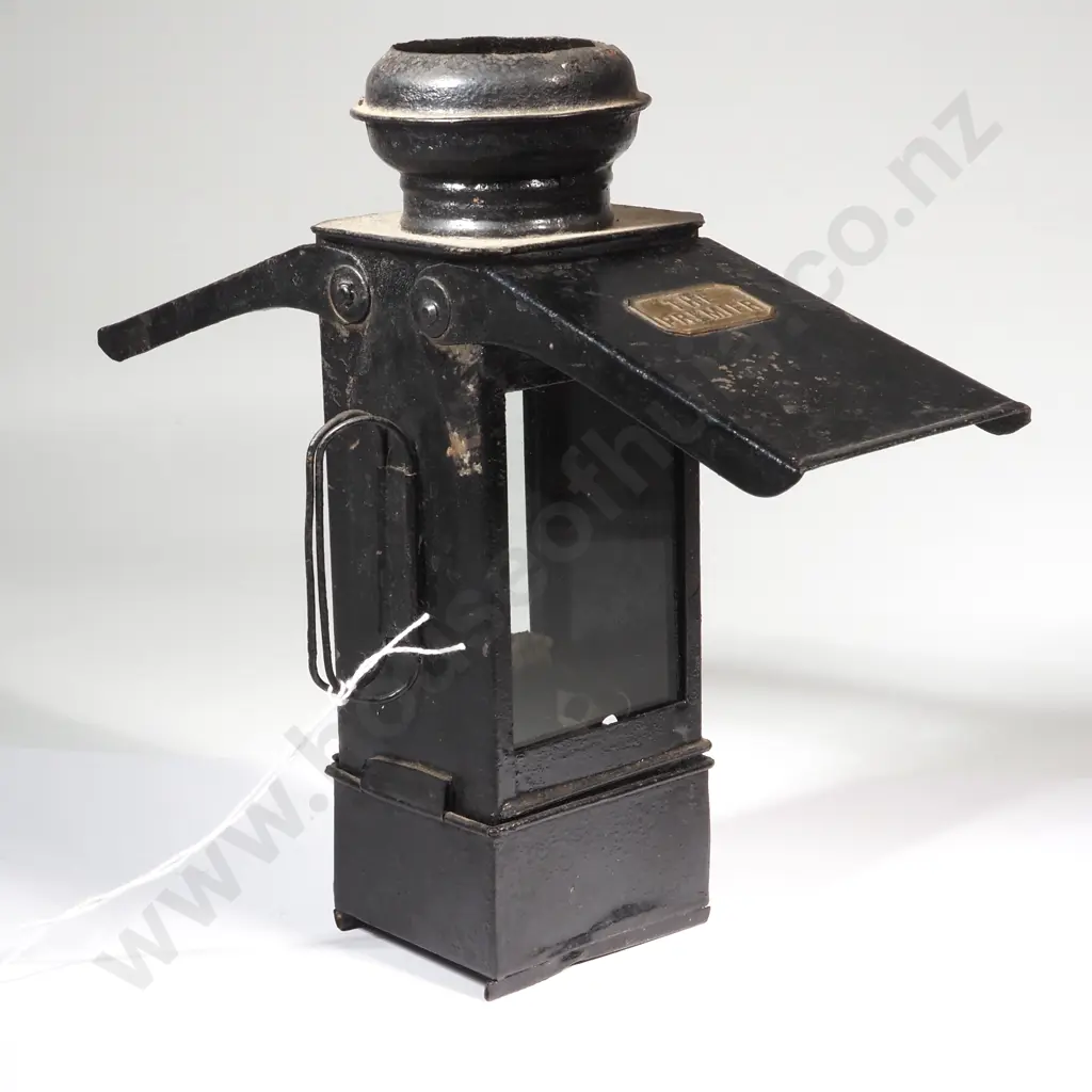 "The Premier" Kerosene Hand Held Lantern With Side Flaps Image 1++