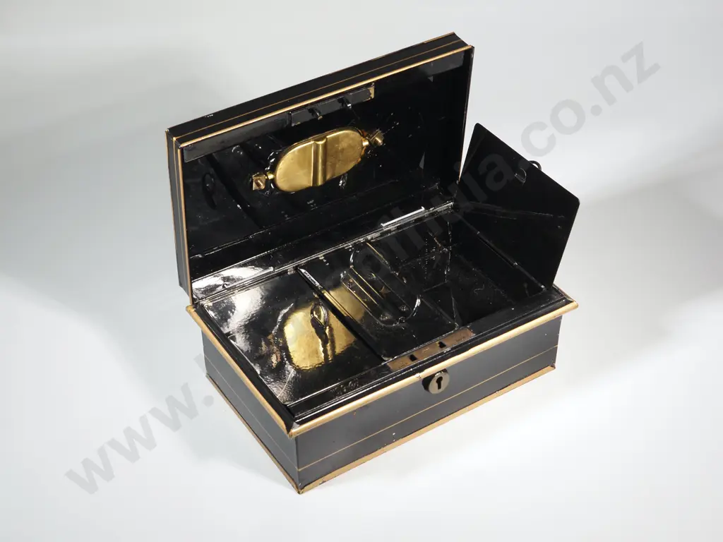 Large English Metal Cash Box with Handle. Image 1++