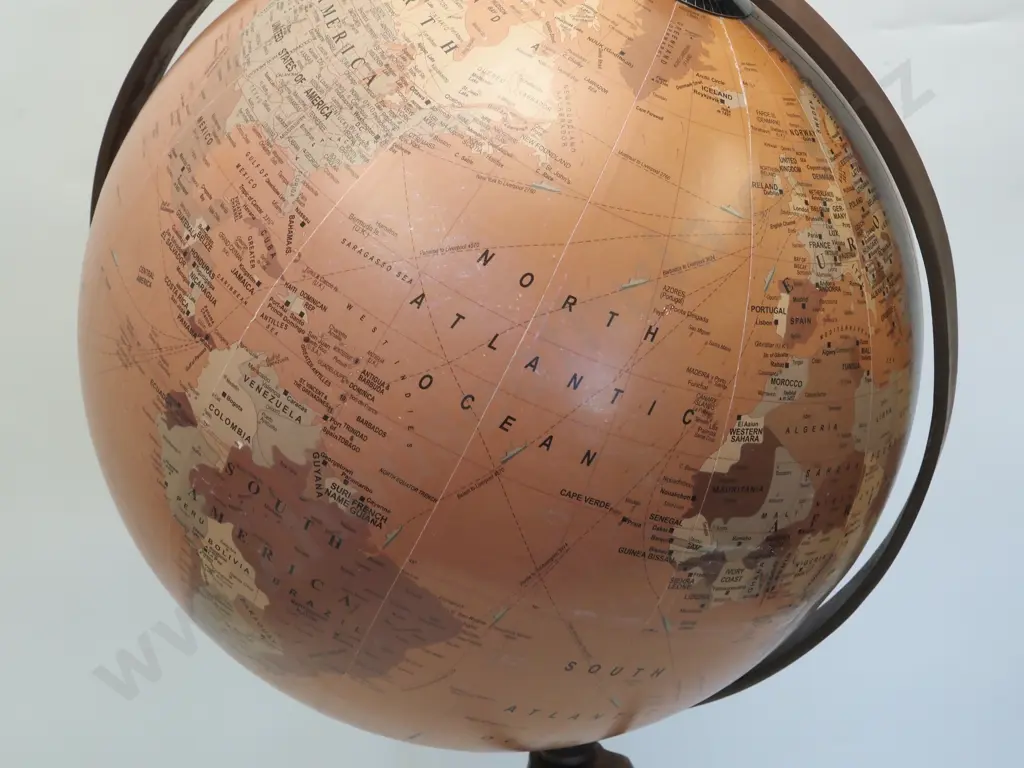 Decorative globe on tripod base Image 1++
