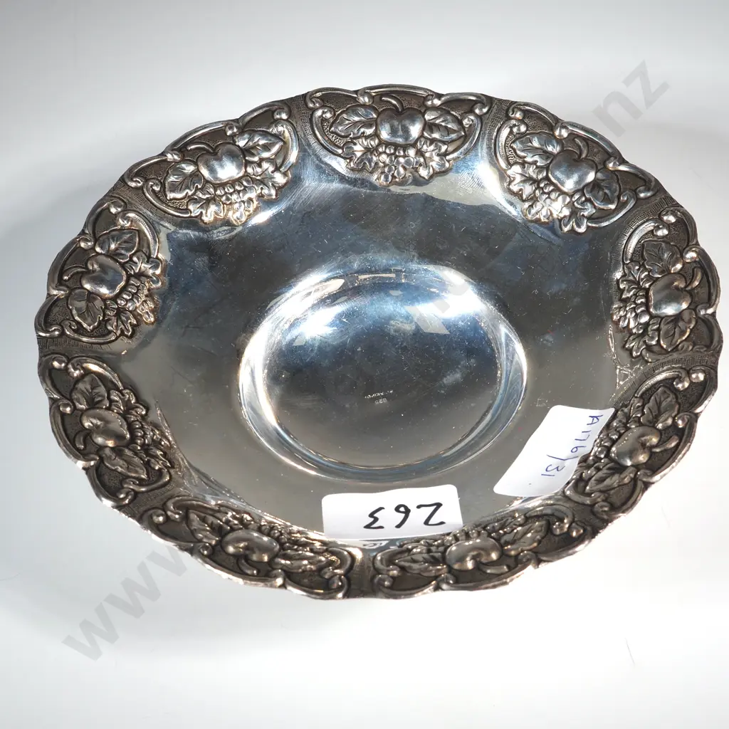 Ept Xeipos Bowl 925 Silver Bowl On Three Legs. The Rim Of The Bowl Embossed With Apples & Grapes  Image 1++