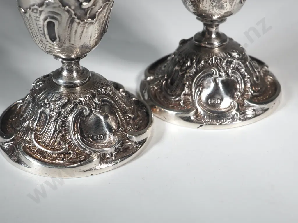 Small Sterling Silver Pepper Pot. Maker William Davenport. Birm 1909 Image 1++