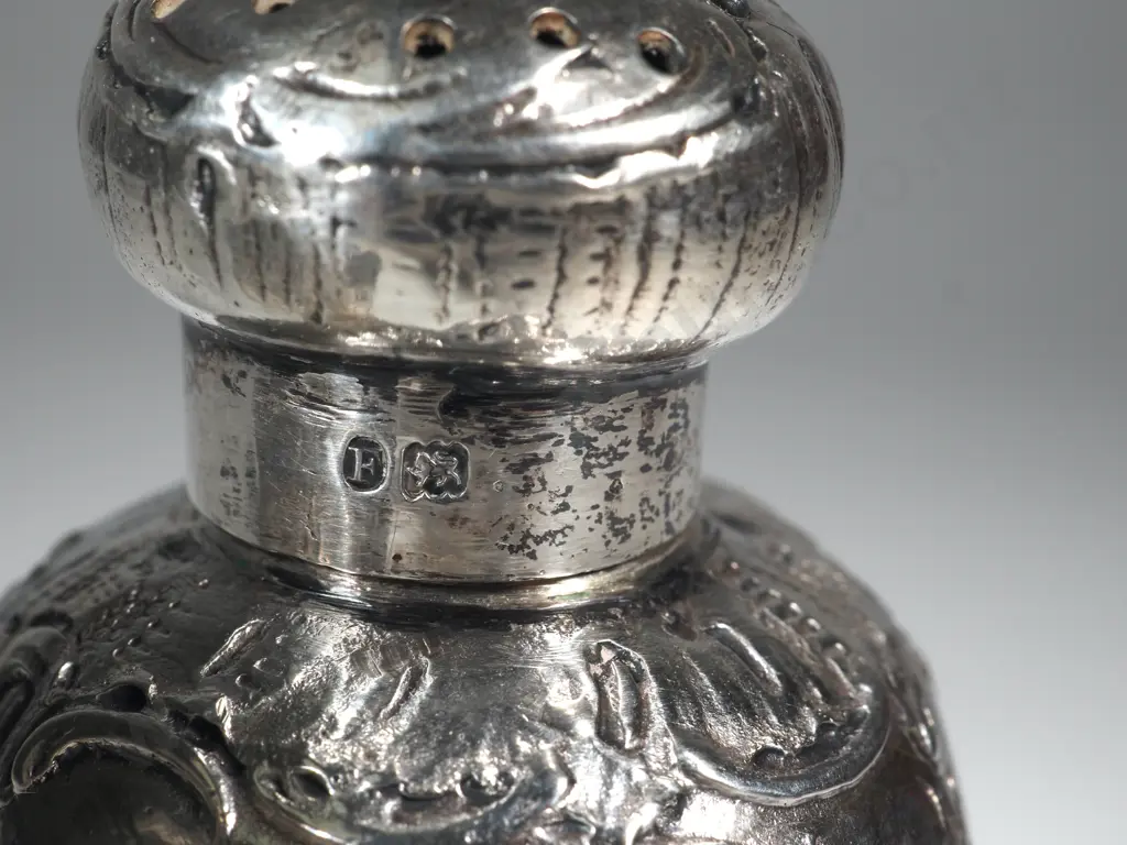 Small Sterling Silver Pepper Pot. Maker William Davenport. Birm 1909 Image 1++