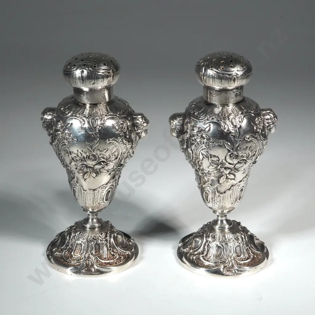 Small Sterling Silver Pepper Pot. Maker William Davenport. Birm 1909 Image 1++