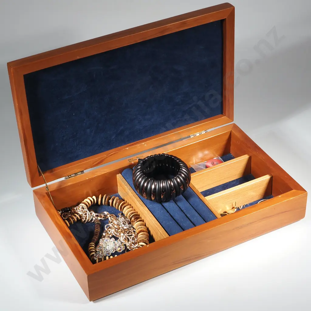 Kauri Jewellery Box w Costume Jewellery  Image 1++