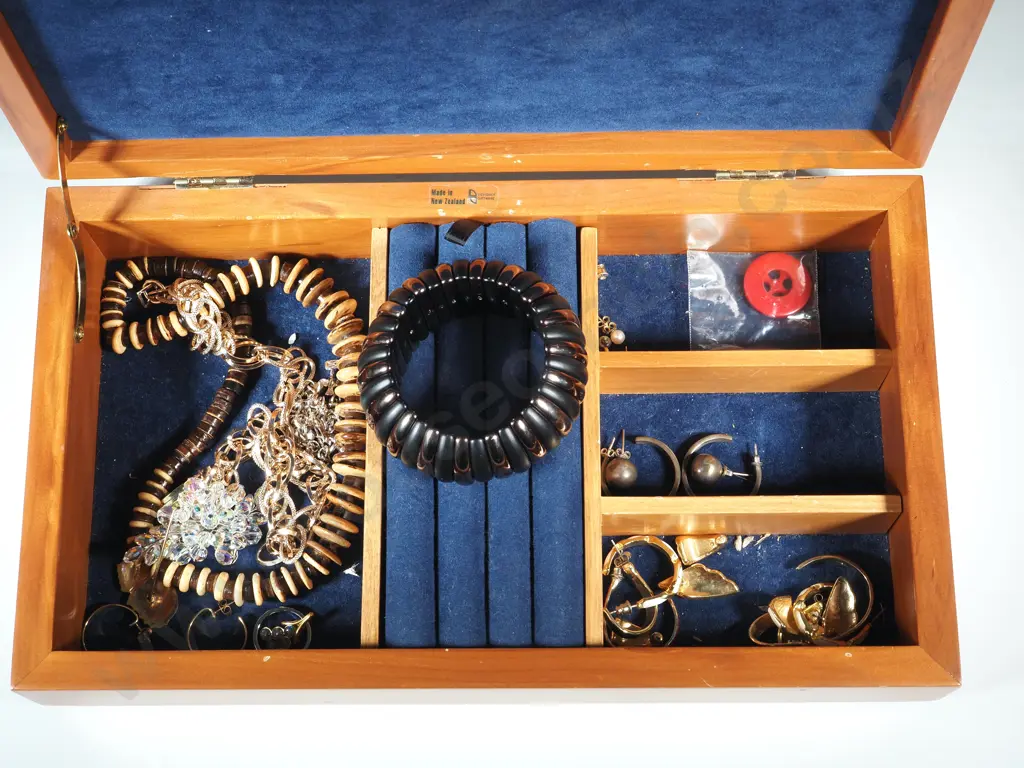 Kauri Jewellery Box w Costume Jewellery  Image 1++
