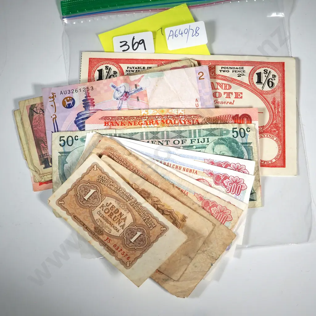 Assorted International Banknotes & 1967 New Zealand Postal Note  Image 1++