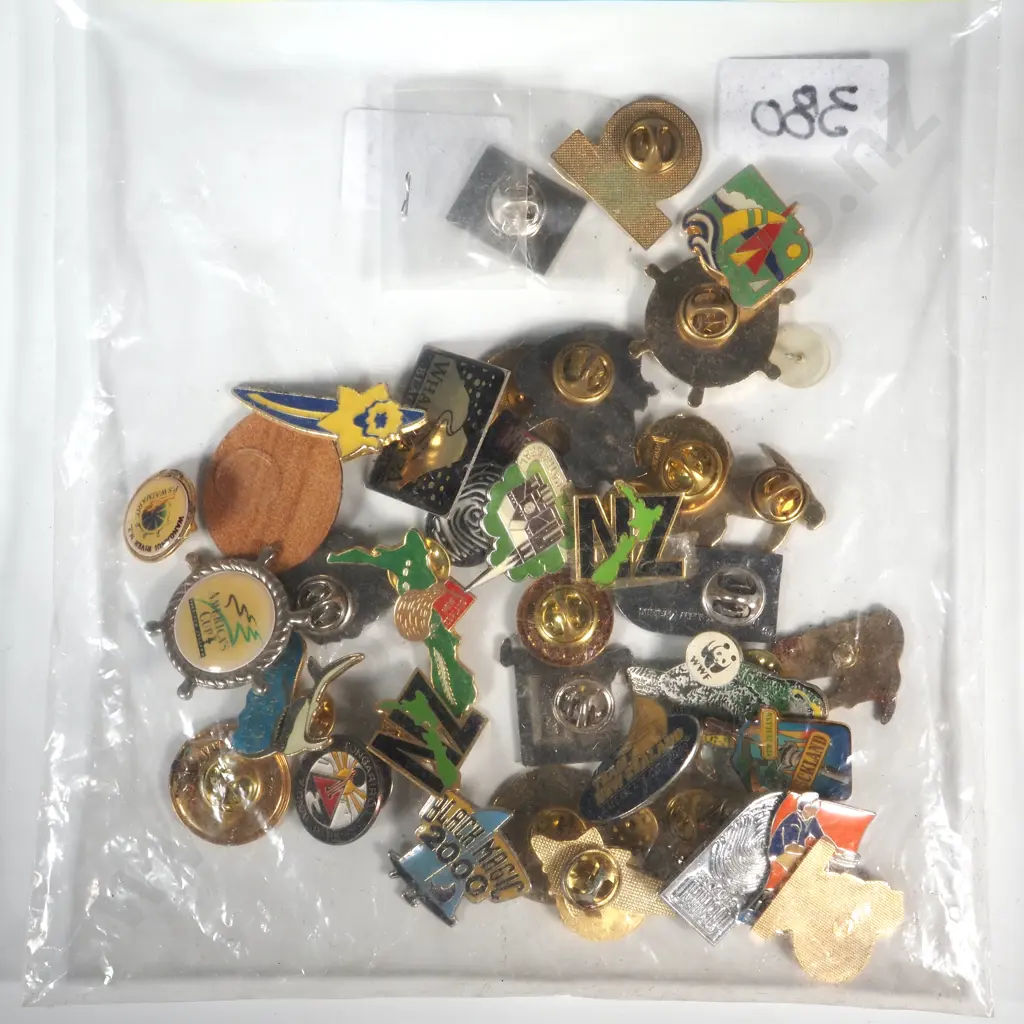 Large Assorted Lot of New Zealand Badges  Image 1++