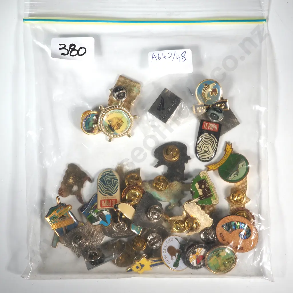 Large Assorted Lot of New Zealand Badges  Image 1++