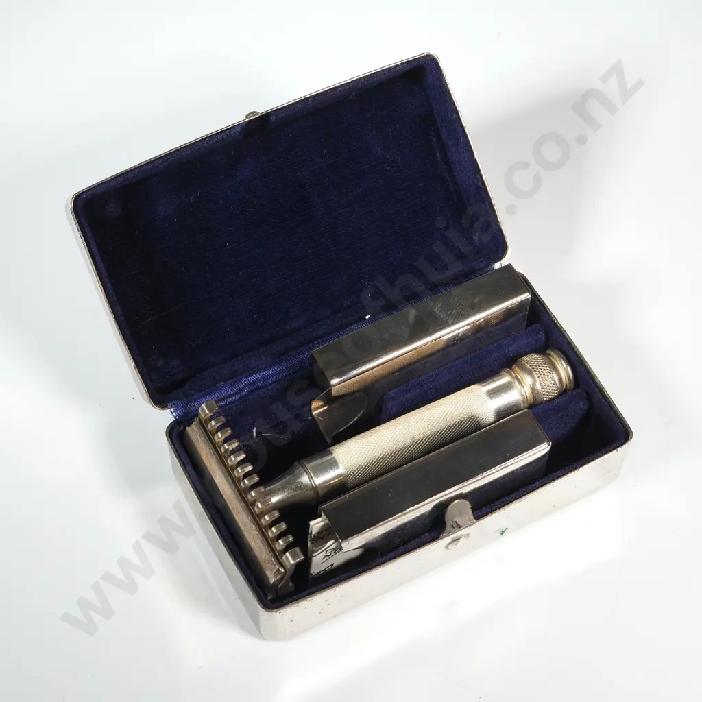 Vintage Gillette Safety Razor & Blades In A Metal Box.  Image 1++