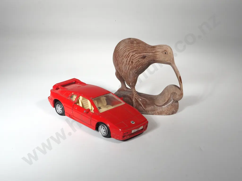 Maisto Die-Cast Model Lotus Esprit 1/33 & A Small Wooden Figure Of A Kiwi  Image 1++