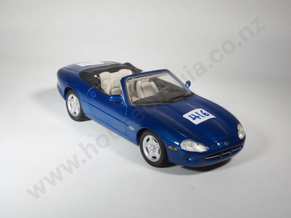 Maisto  Model Jaguar XK8" Scale 1/18  Image 1++