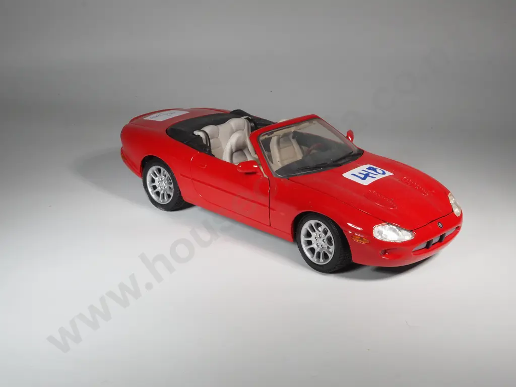 Maisto 1:18 Scale Diecast Model Car, Jaguar Convertible  XK Series Image 1++