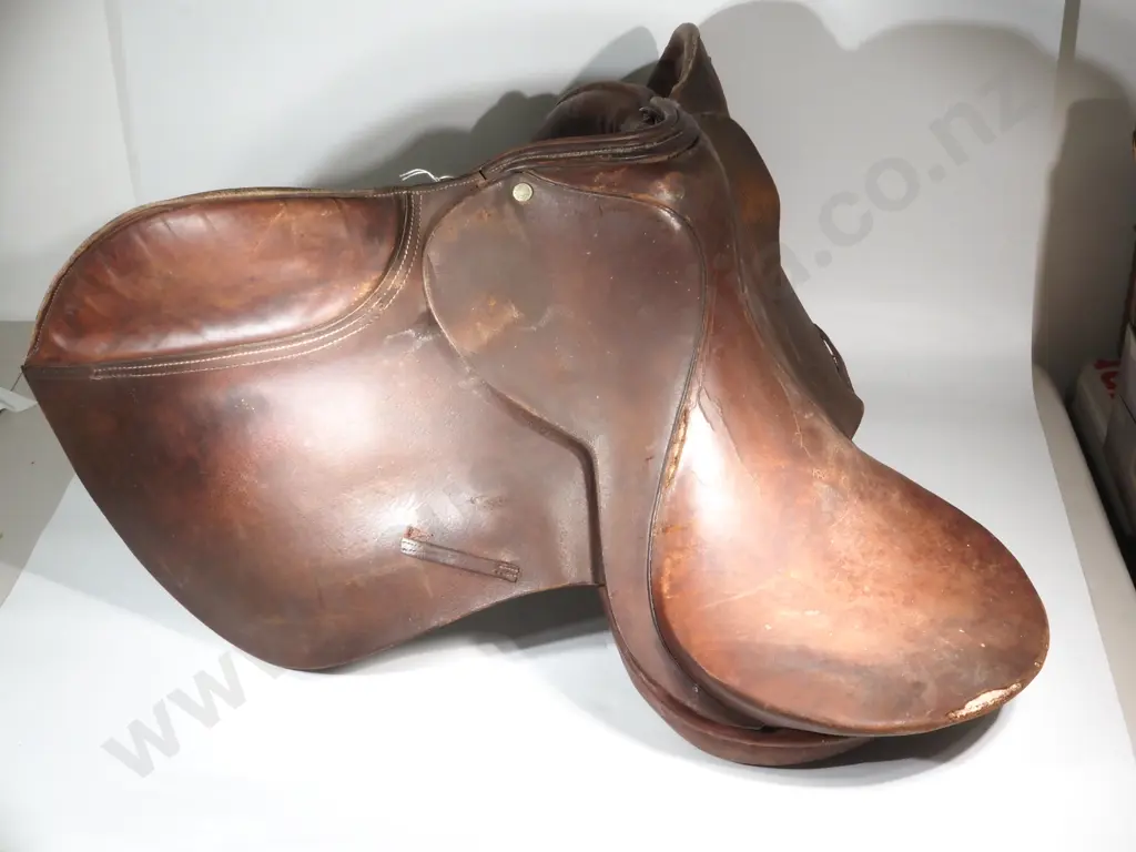 Leather Horse Saddle - Barnsby England. Image 1++