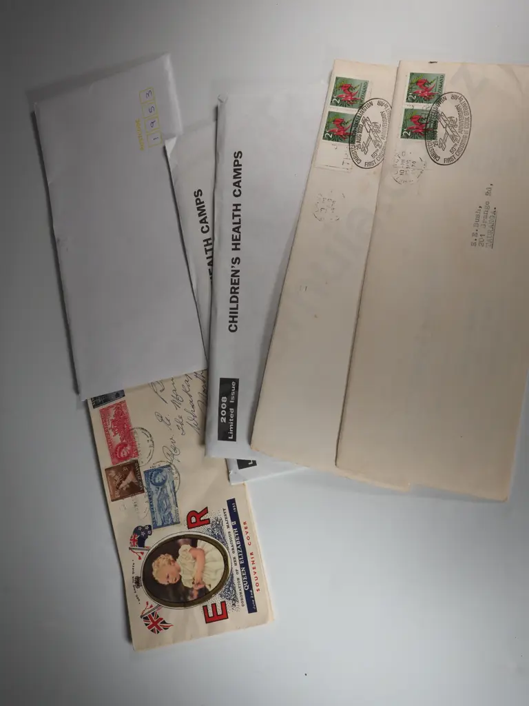 Souvenir Cover: Coronation of Queen Elizabeth II, Envelopes have adhered Images Of Princess Margaret, Queen Elizabeth 11 Image 1++