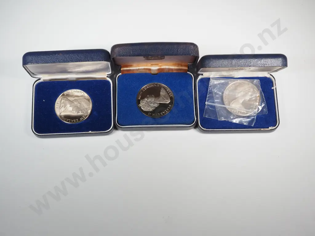 Three New Zealand Proof One Dollar Coins in Plush Cases Image 1++