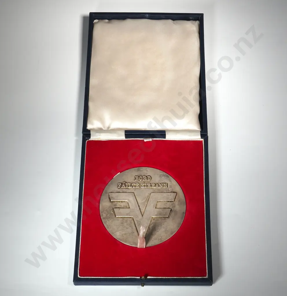 187 Gram Silver German Table Medal in CCase  Image 1++