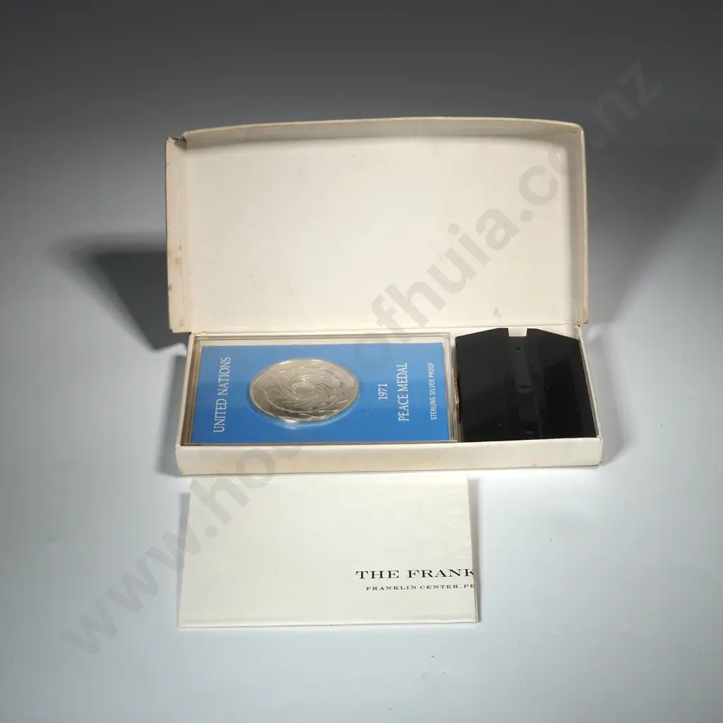 1971 United Nations Sterling Silver Piece Medal w Stand & Card  Image 1++