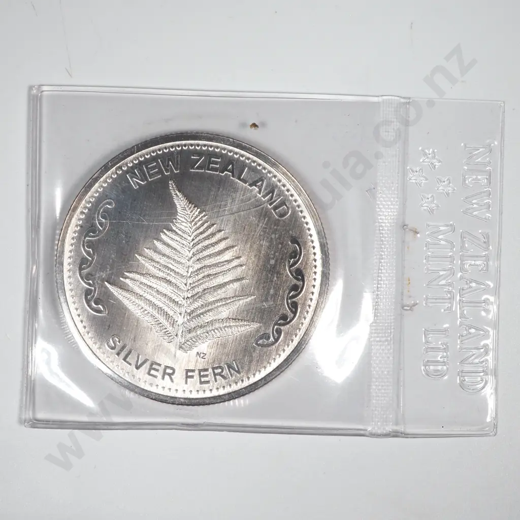 New Zealand One Ounce Pure Silver Fern Coin Image 1++
