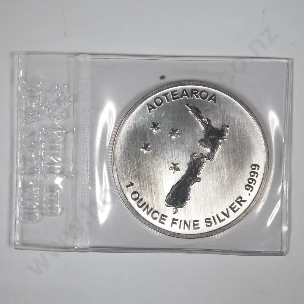New Zealand One Ounce Pure Silver Fern Coin Image 1++