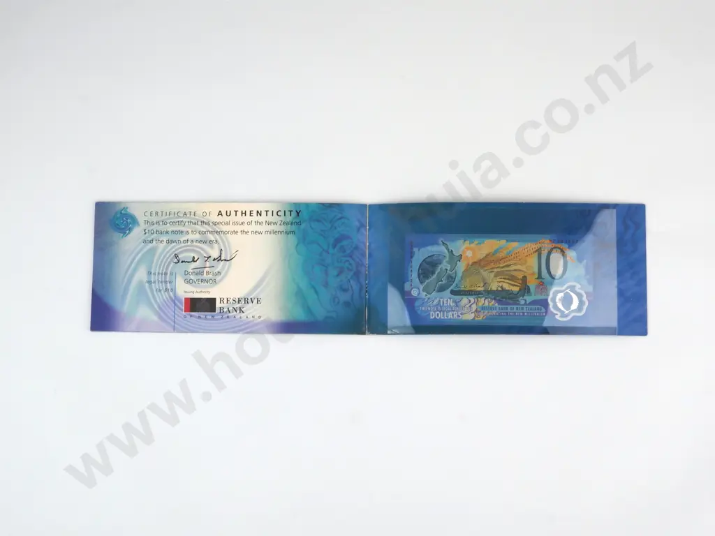 New Zealand Commemorative $10 Banknote in Presentation Pack w Red Serial Image 1++