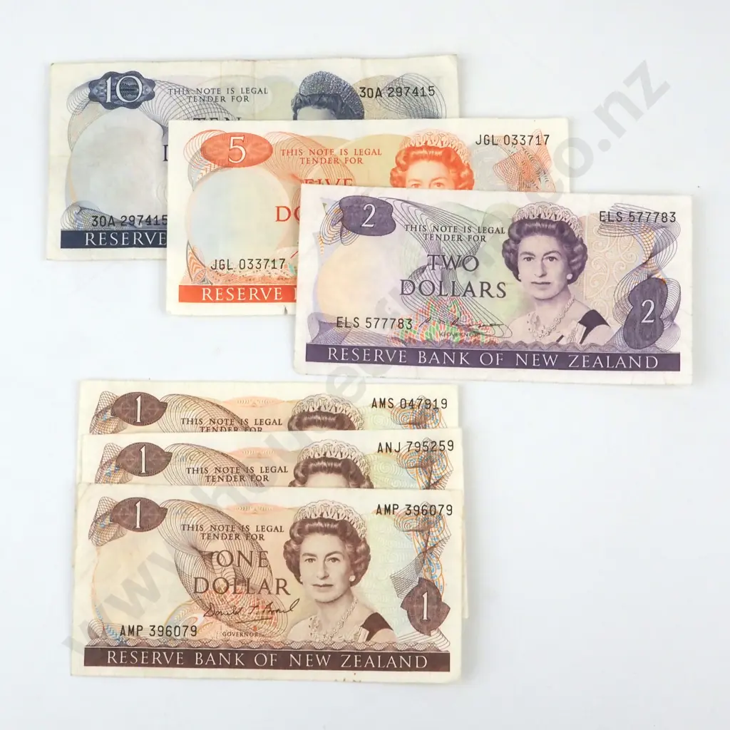 Assorted New Zealand Banknotes - Three $1 / $2 / $5 / $10 Image 1++