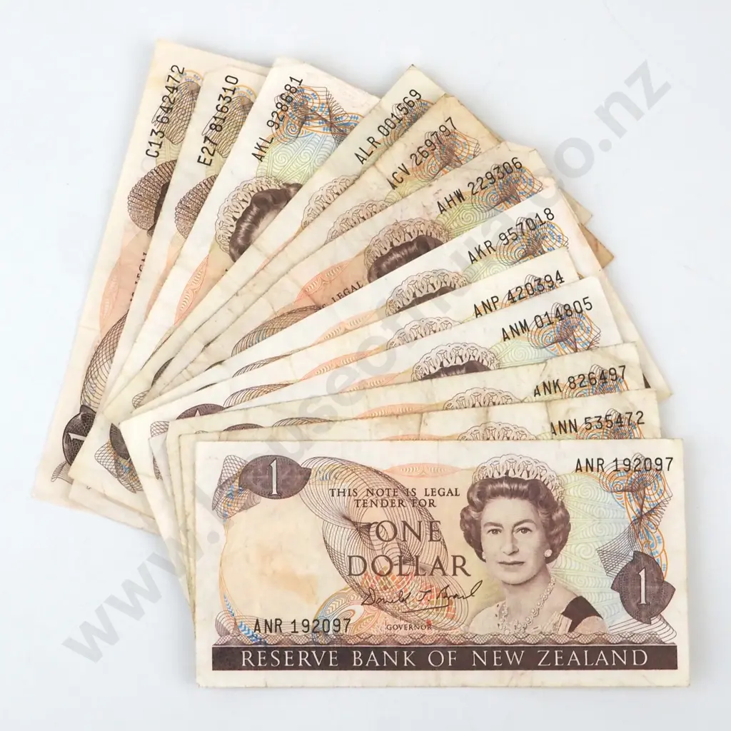 12 New Zealand One Dollar Banknotes: Various Signatures  Image 1++