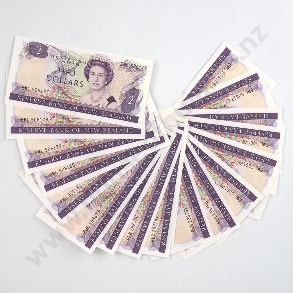 18 Consecutive New Zealand Two Dollar Russell Banknotes AUNC w Centrefold Image 1++