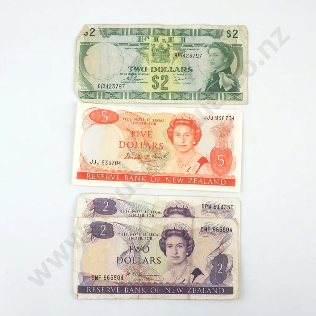 Two New Zealand $2 Notes & One $5 Note & One Fiji $2 Note - All Circulated  Image 1++
