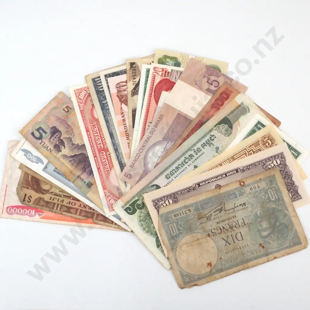 25 Assorted World Banknotes  Image 1++