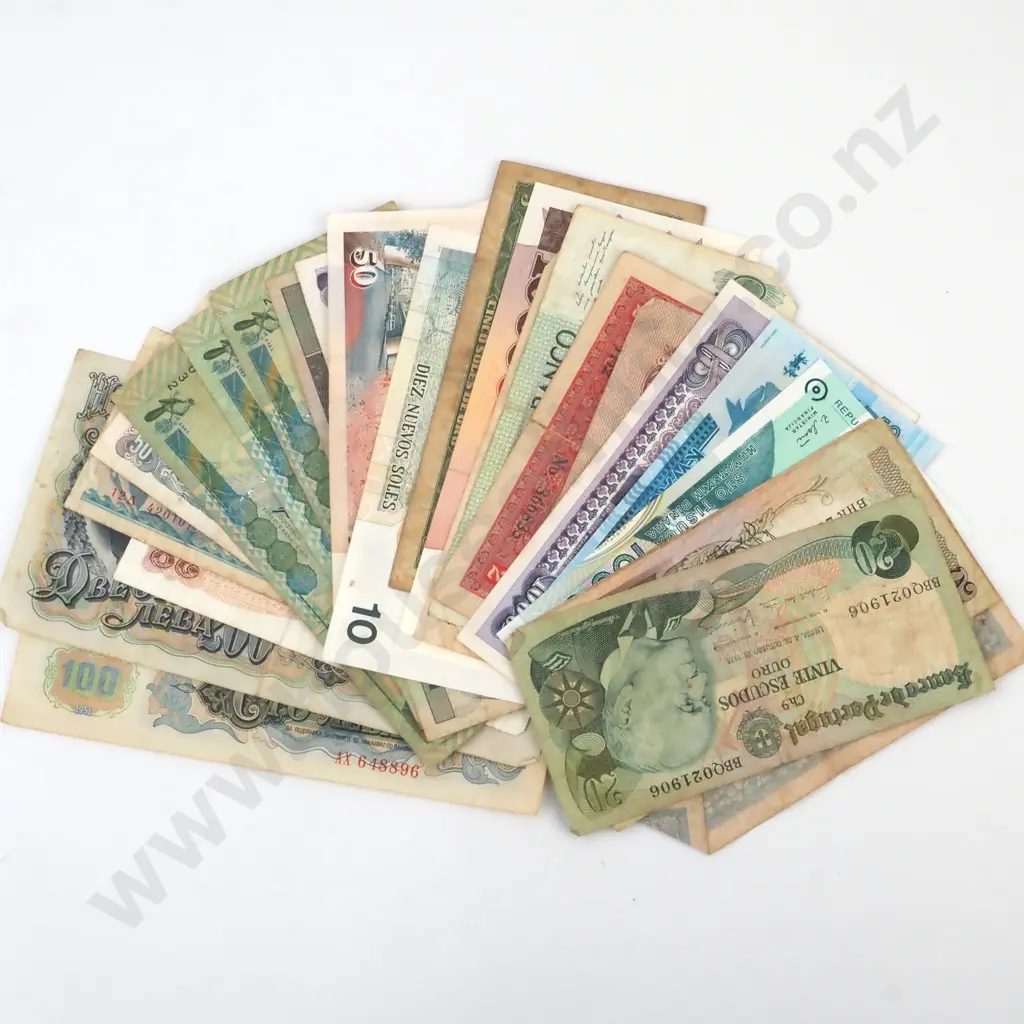25 Assorted World Banknotes  Image 1++