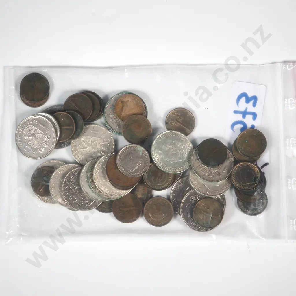 200 Grams of Assorted International Coinage Image 1++