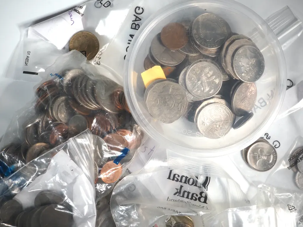 Large Assorted Lot of International Coinage incl USA, Australia, UK, Malta ETC  Image 1++