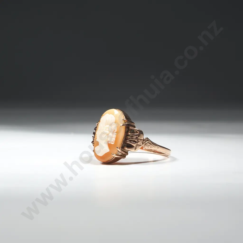 9ct Gold & Cameo Ring.  Image 1++