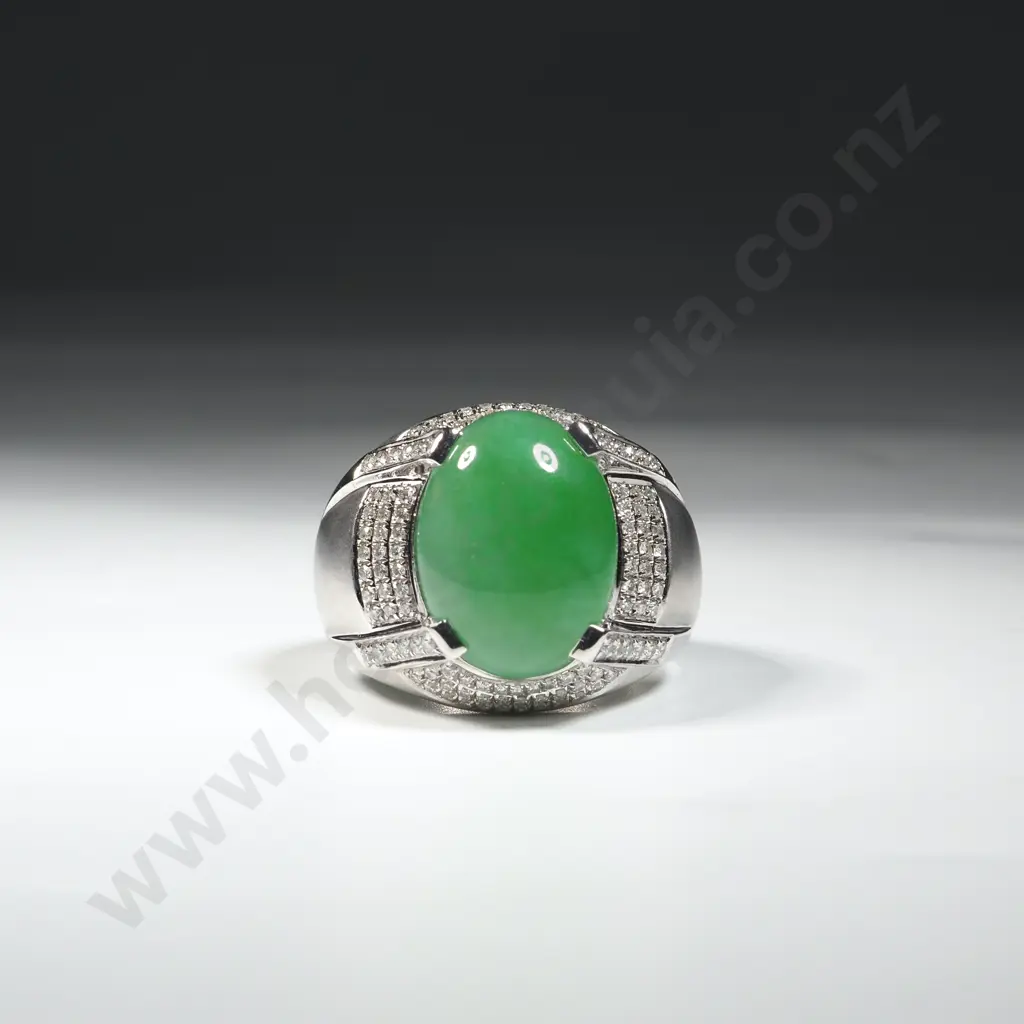 Impressive 18ct Gold, Diamond & Jade Ring Image 1++