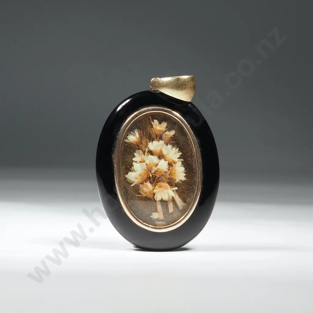 Ornate Victorian Locket w 9ct Gold Detailings Image 1++