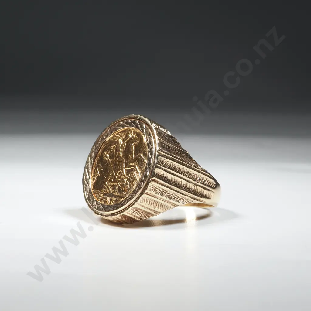 9ct Gold & Half Sovereign Ring w English Hallmarks Image 1++