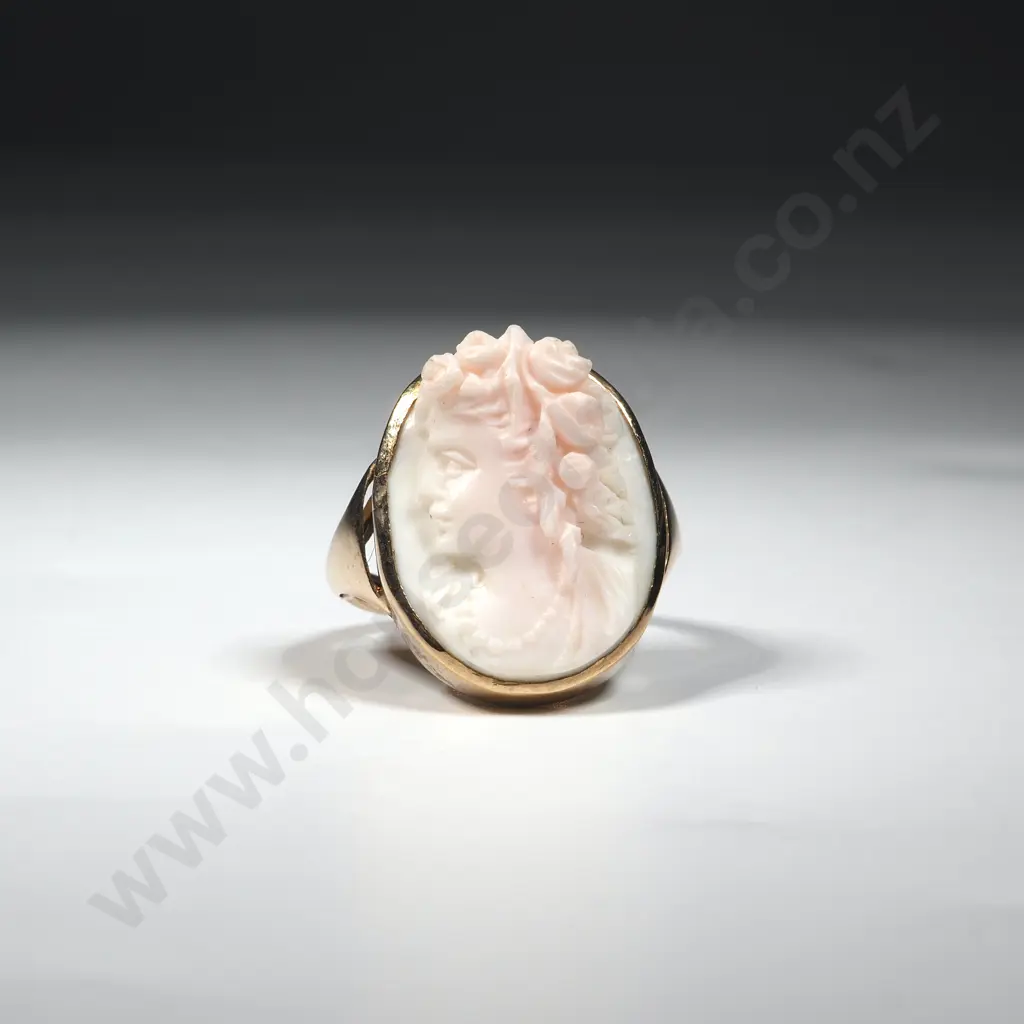 Substantial 9ct Gold Cameo Ring Image 1++