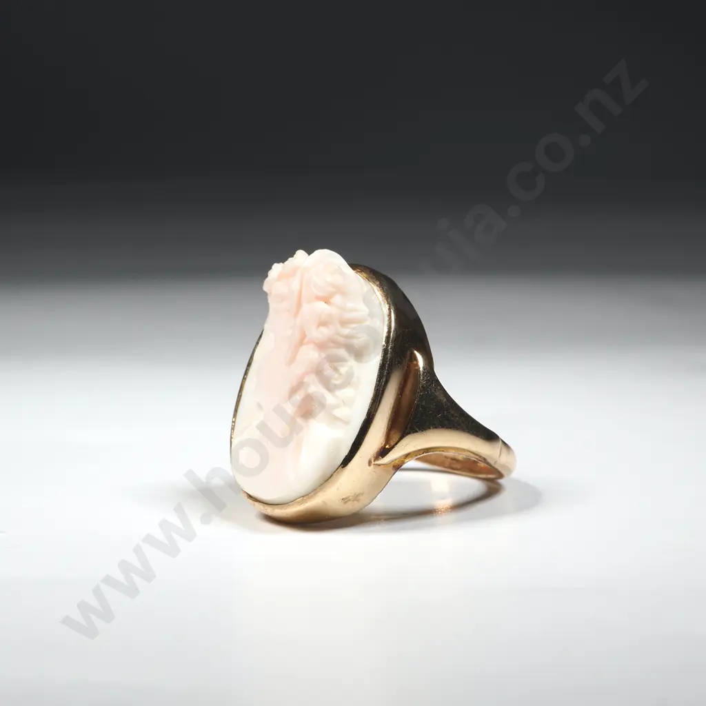Substantial 9ct Gold Cameo Ring Image 1++
