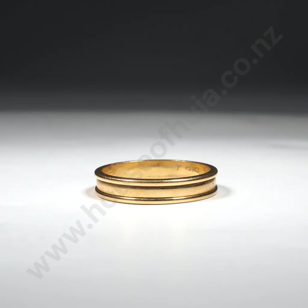 18ct Gold Wedding Band w Shoulder Detail Image 1++