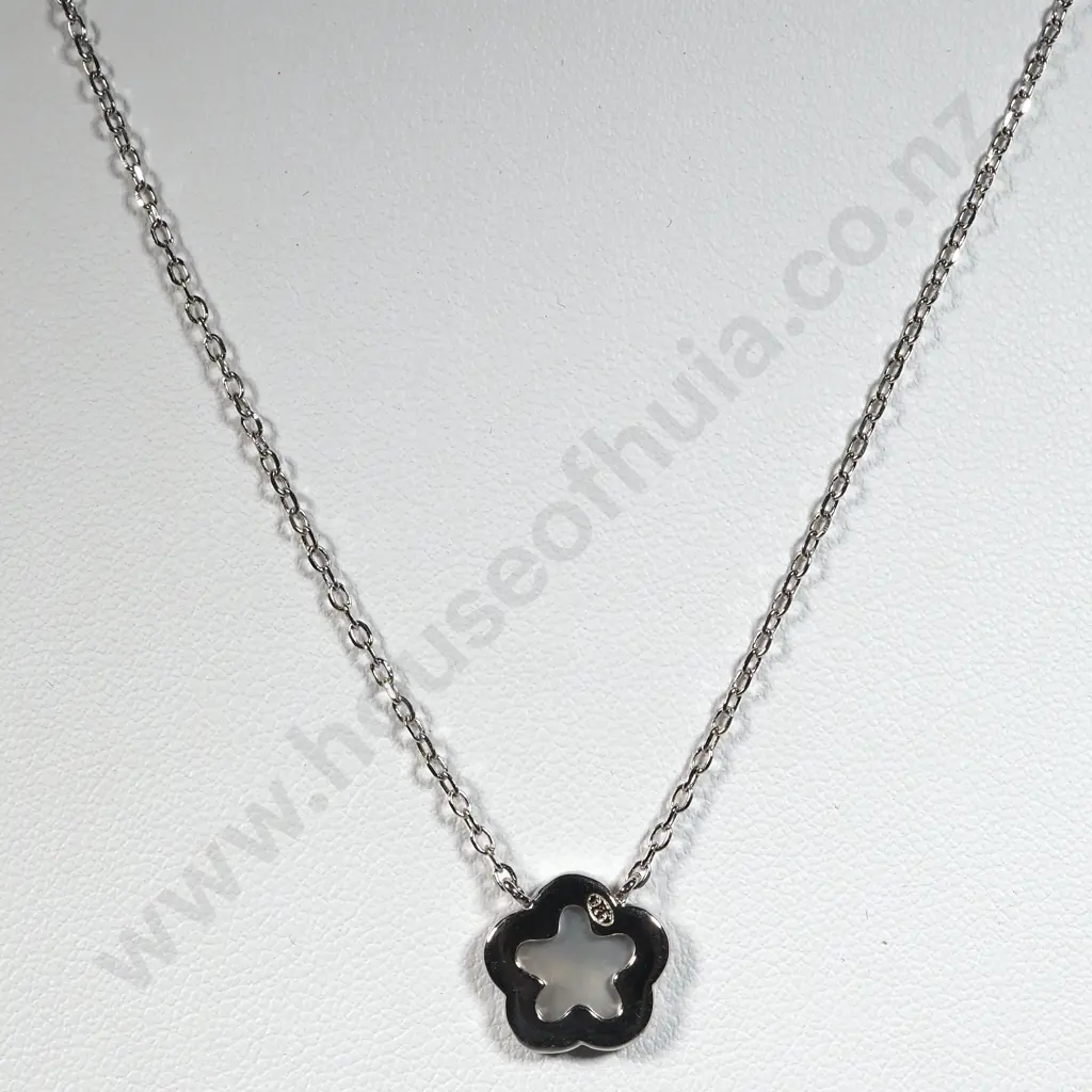 Sterling Silver & Mother Of Pearl Five Petal Flower Pendant Necklace In The Style Of Van Cleef & Arpels Image 1++