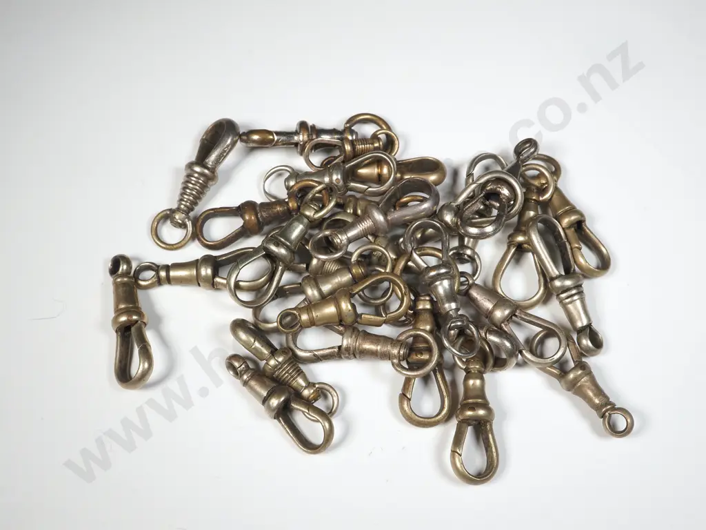 30 Base Metal Antique Dog Clips Image 1++