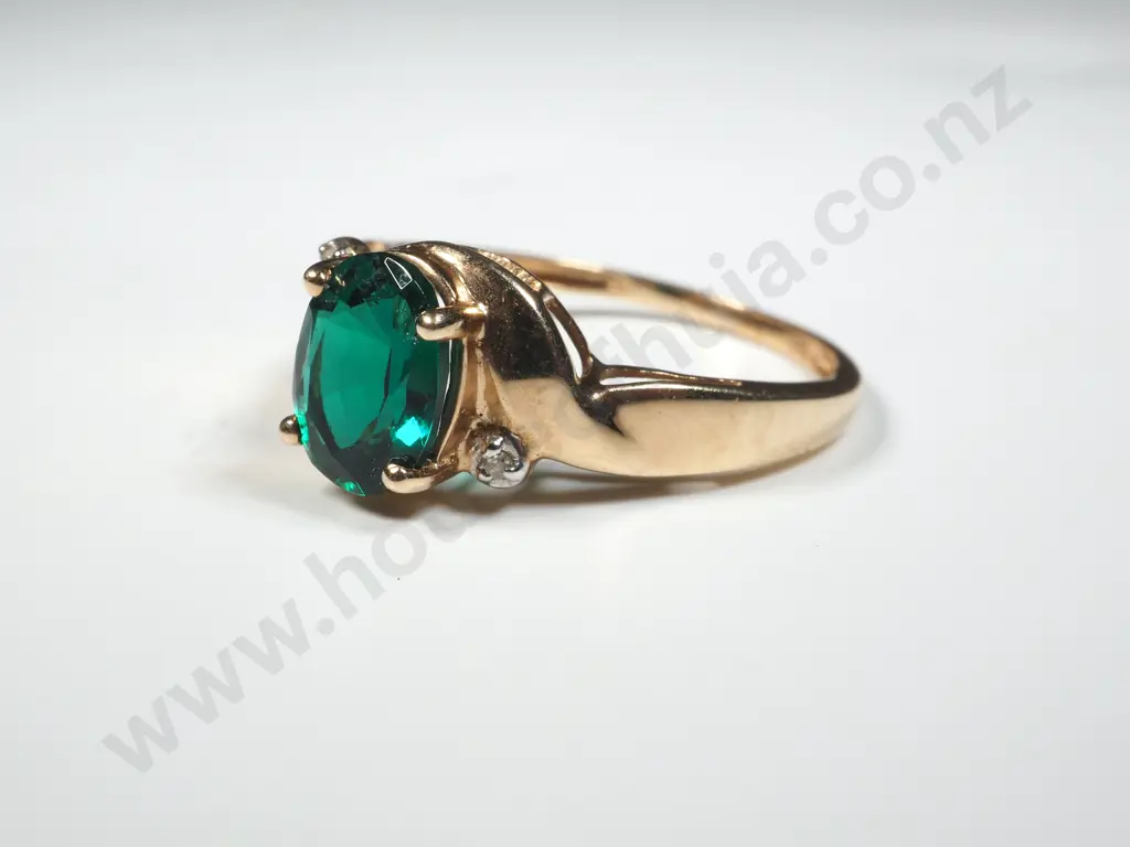10ct Gold & Green Gem Ring Image 1++