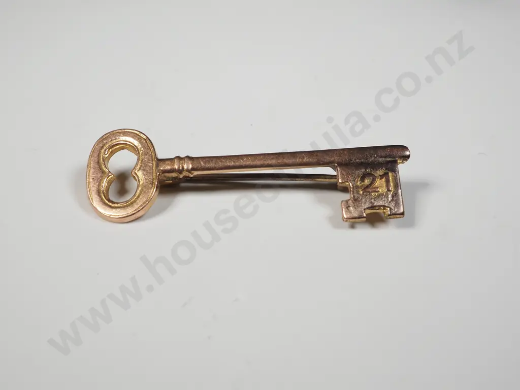 9ct Gold 21st Birthday Key Brooch Image 1++