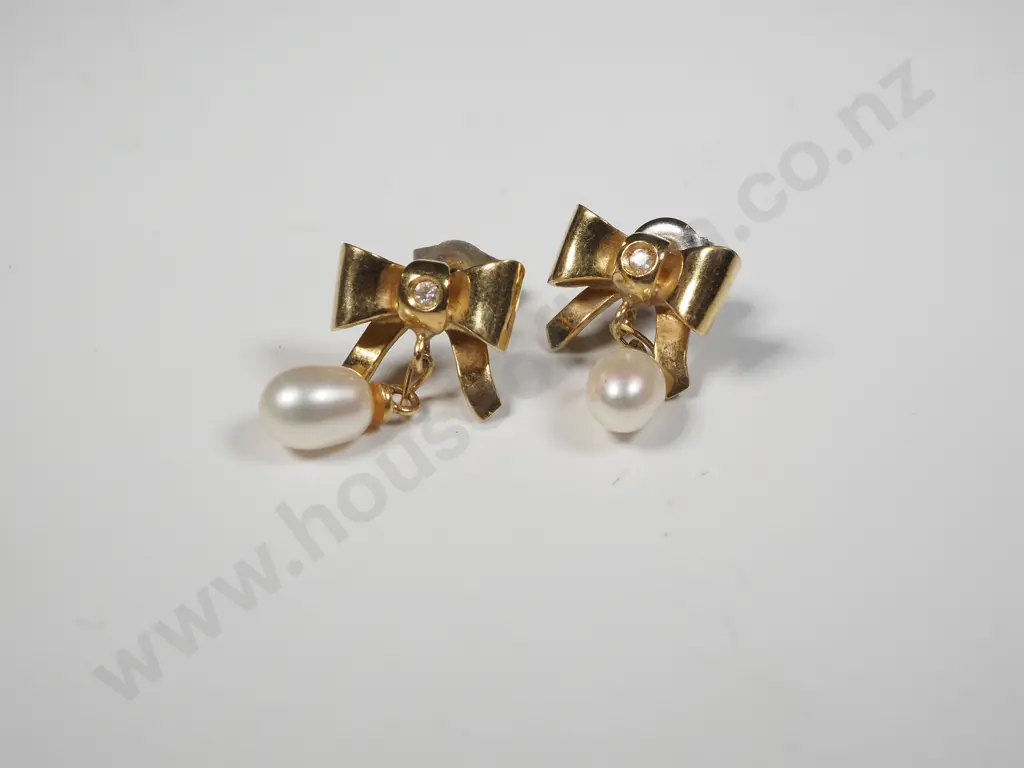 Costume Bow Pearl Earrings Image 1++