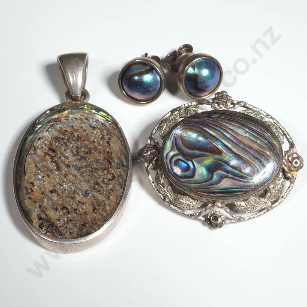 Vintage Oval Paua Shell Brooch, Oval Paua Shell Pendant & A Pair Of Polished Paua Shell Cabochon Earrings Image 1++